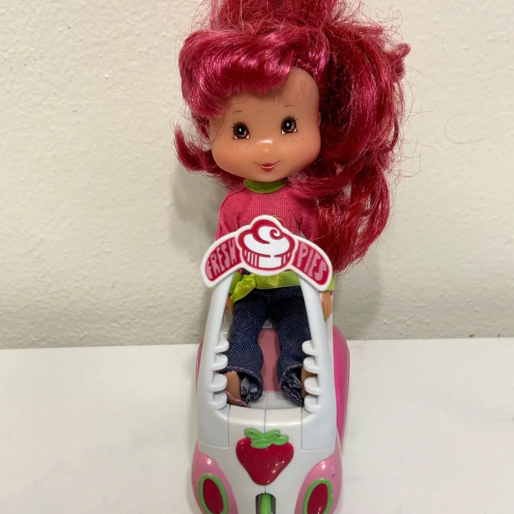 2008‎ Strawberry Shortcake Doll and Scooter by Playmates